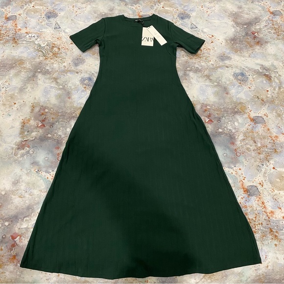 Zara | Green Knit Short Sleeve Midi Dress 💚 - Picture 2 of 6